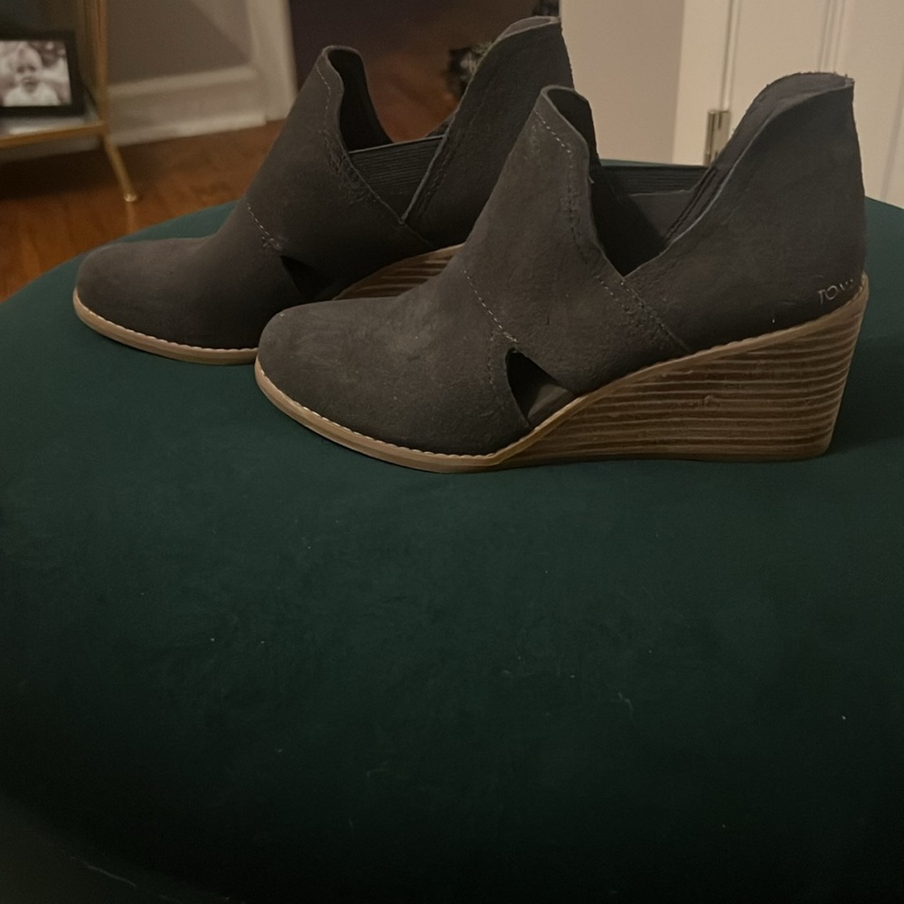 TOMS size 7 Gray wedge boots
